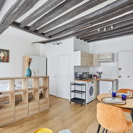 아파트 Charming Center Of *