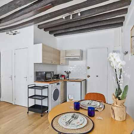 Charming Center Of 아파트